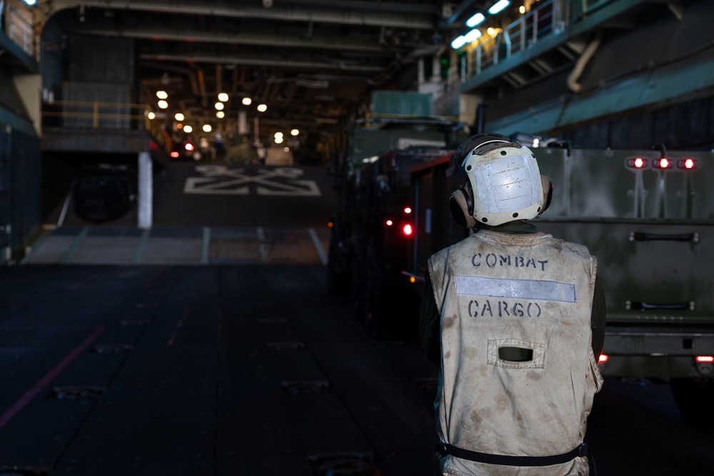 11th MEU Marines, Sailors Conduct Ship to Shore Movement