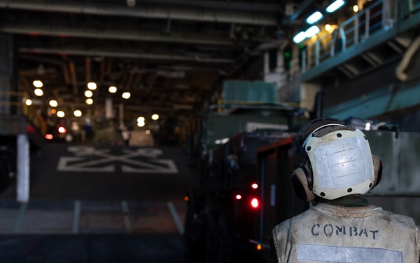 11th MEU Marines, Sailors Conduct Ship to Shore Movement