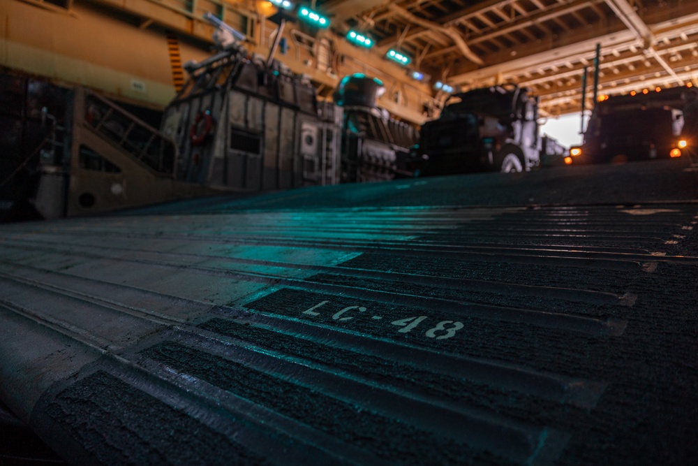 11th MEU Marines, Sailors Conduct Ship to Shore Movement