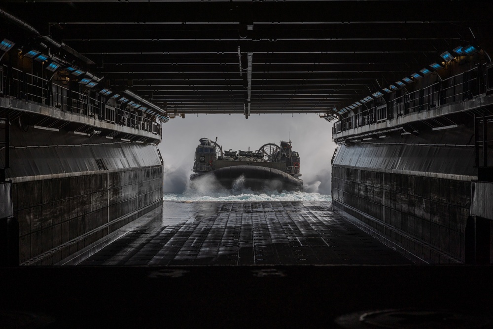 11th MEU Marines, Sailors Conduct Ship to Shore Movement