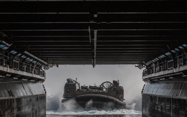 11th MEU Marines, Sailors Conduct Ship to Shore Movement