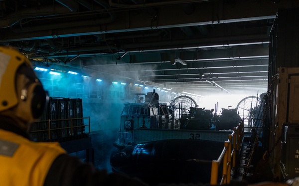 11th MEU Marines, Sailors Conduct Ship to Shore Movement