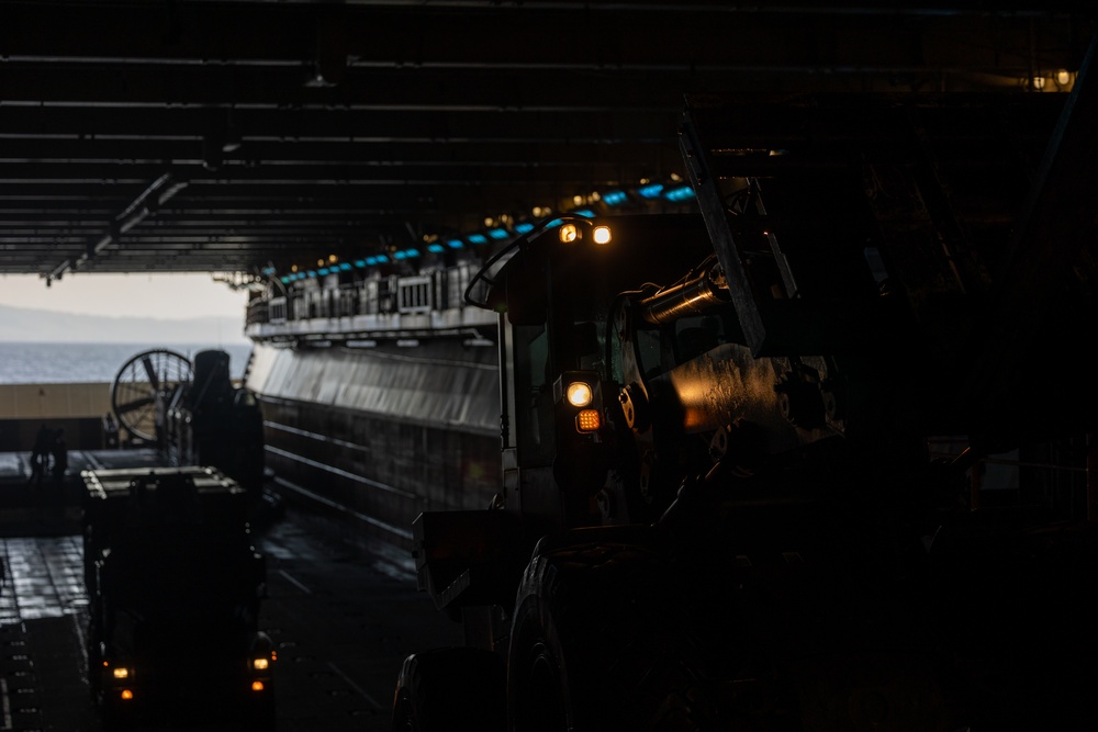 11th MEU Marines, Sailors Conduct Ship to Shore Movement