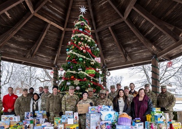 Fort Knox Garrison headquarters assists with toy delivery to Santa's Workshop