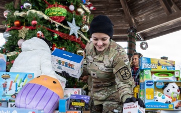 Fort Knox Garrison headquarters assists with toy delivery to Santa's Workshop