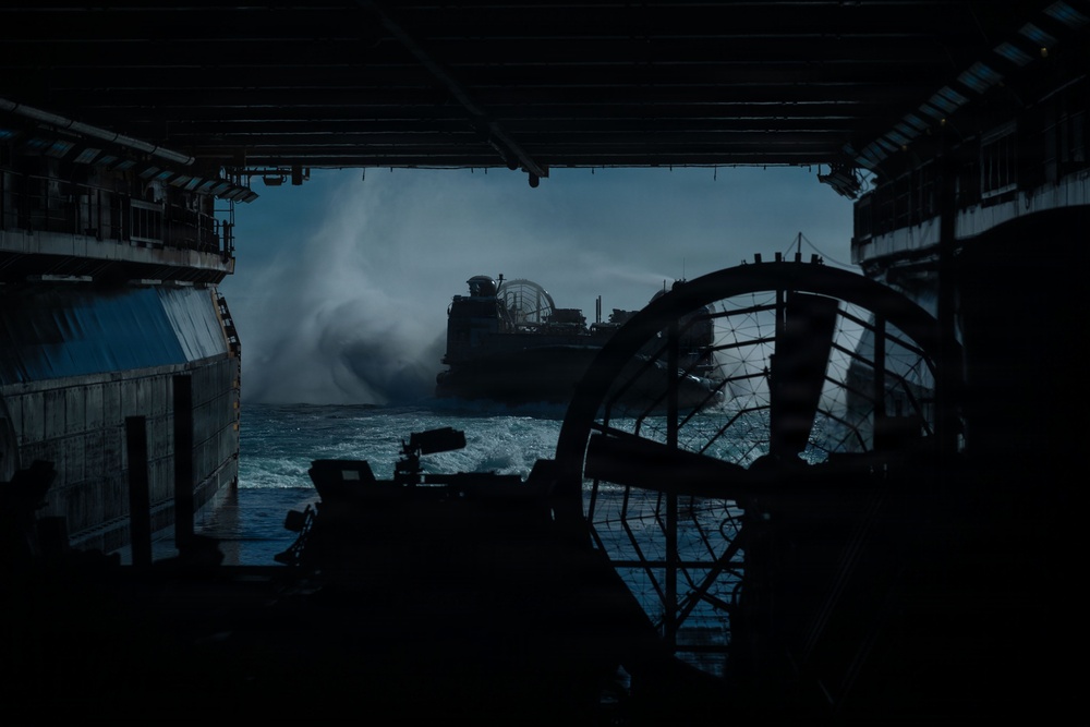 11th MEU Marines, Sailors Conduct Ship to Shore Movement