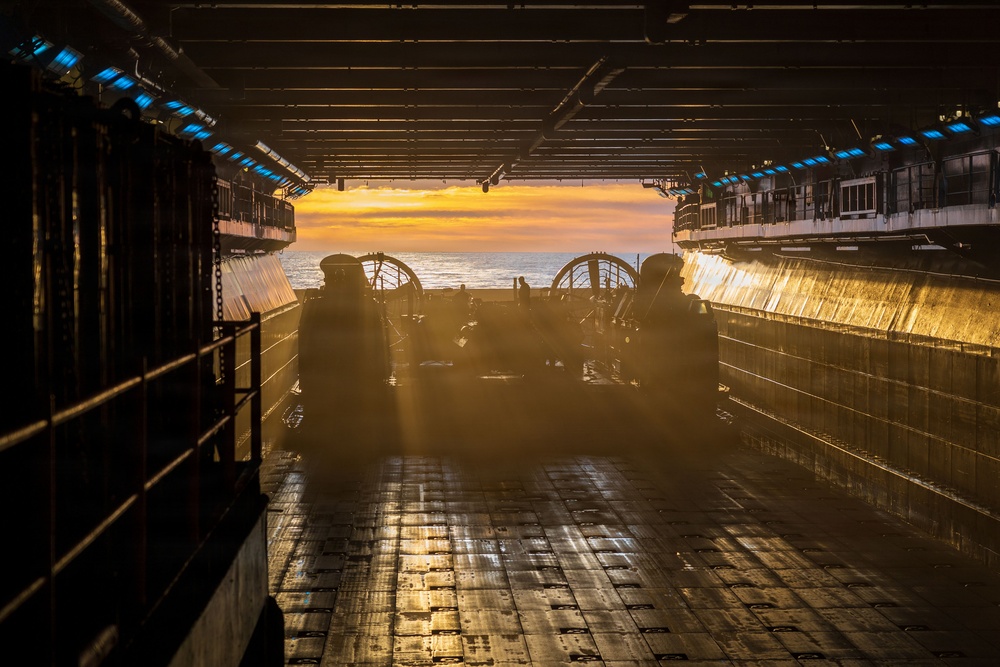 11th MEU Marines, Sailors Conduct Ship to Shore Movement