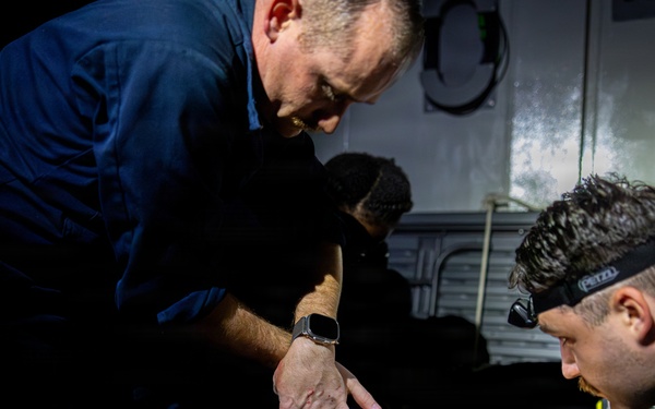 11th MEU Sailors Conduct Stretcher Bearer Training