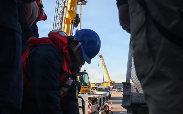USS Paul Ignatius (DDG 117) pulls into Naval Station Rota, Spain