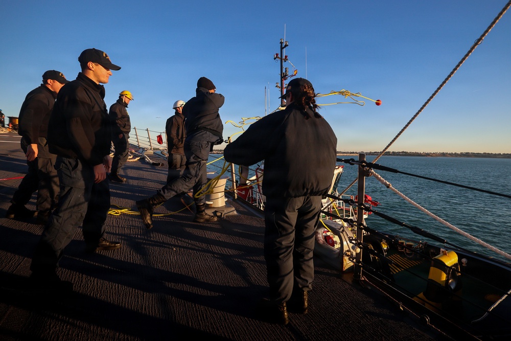 USS Paul Ignatius (DDG 117) pulls into Naval Station Rota, Spain