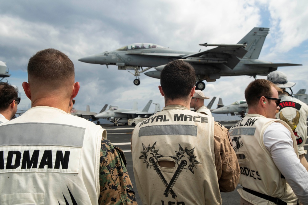 MRF-SEA Marines Visit CTF-70, USS George Washington Leaders
