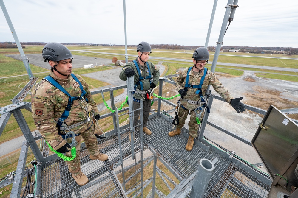 Dover AFB Command Team visits radar airfield weather systems section