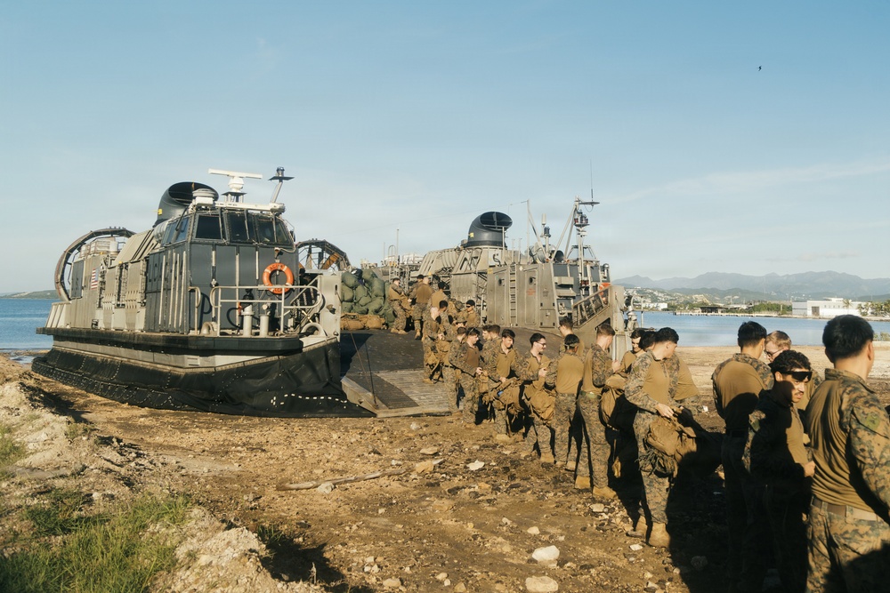22nd MEU(SOC) | LCAC Offload in Puerto Rico