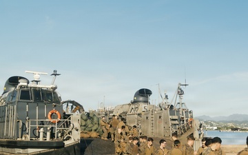 22nd MEU(SOC) | LCAC Offload in Puerto Rico