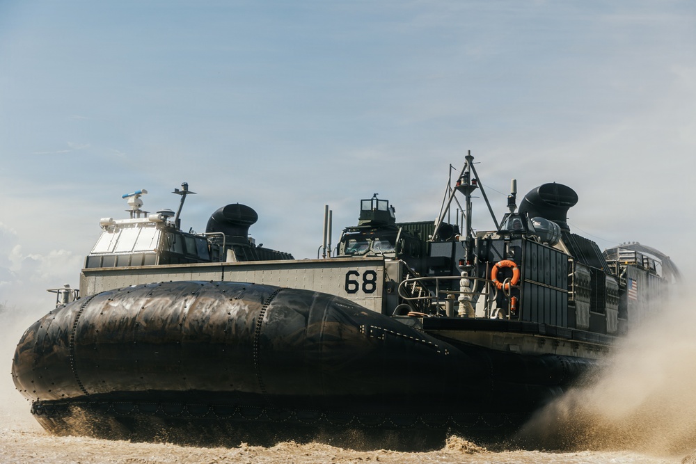 22nd MEU(SOC) | LCAC Offload in Puerto Rico