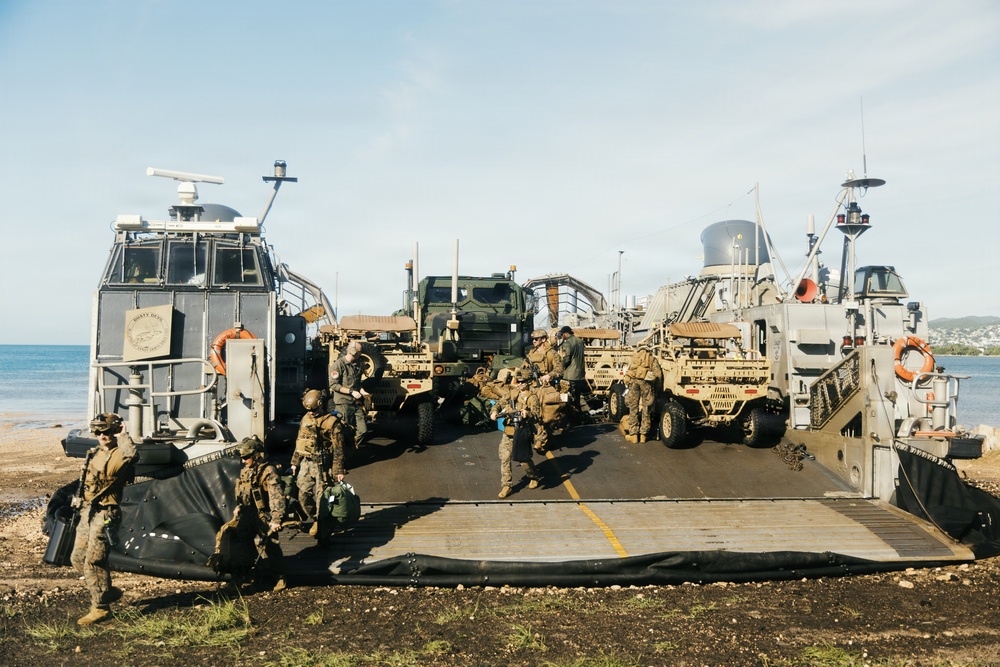 22nd MEU(SOC) | LCAC Offload in Puerto Rico