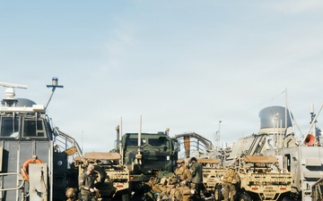 22nd MEU(SOC) | LCAC Offload in Puerto Rico