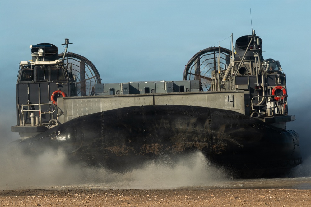 22nd MEU(SOC) | LCAC Offload in Puerto Rico
