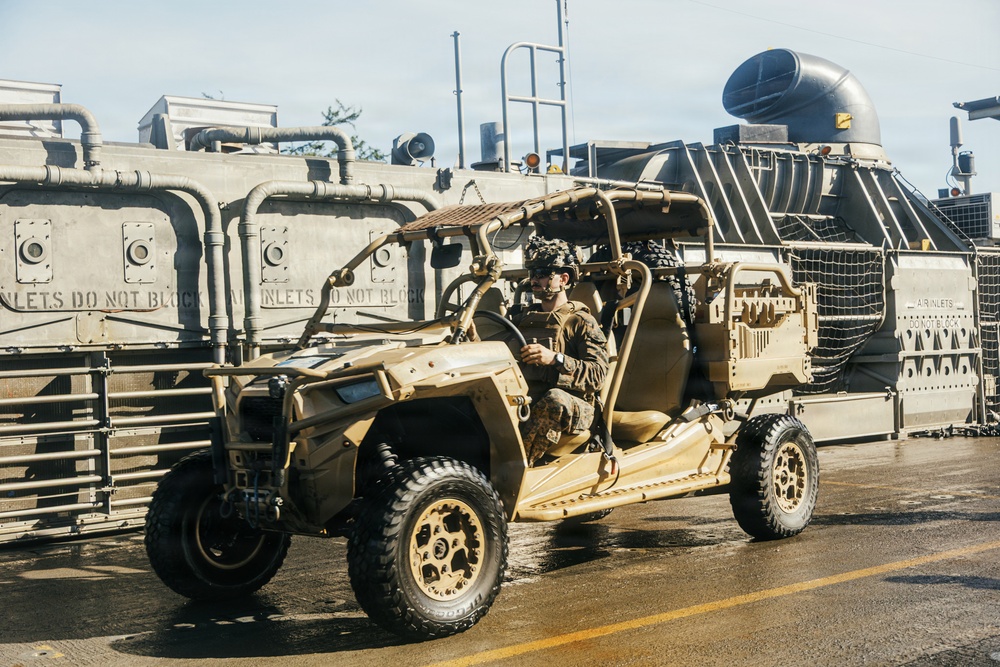 22nd MEU(SOC) | LCAC Offload in Puerto Rico