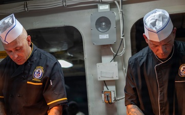 22nd MEU(SOC) | Marines Celebrate Thanksgiving Aboard USS San Antonio