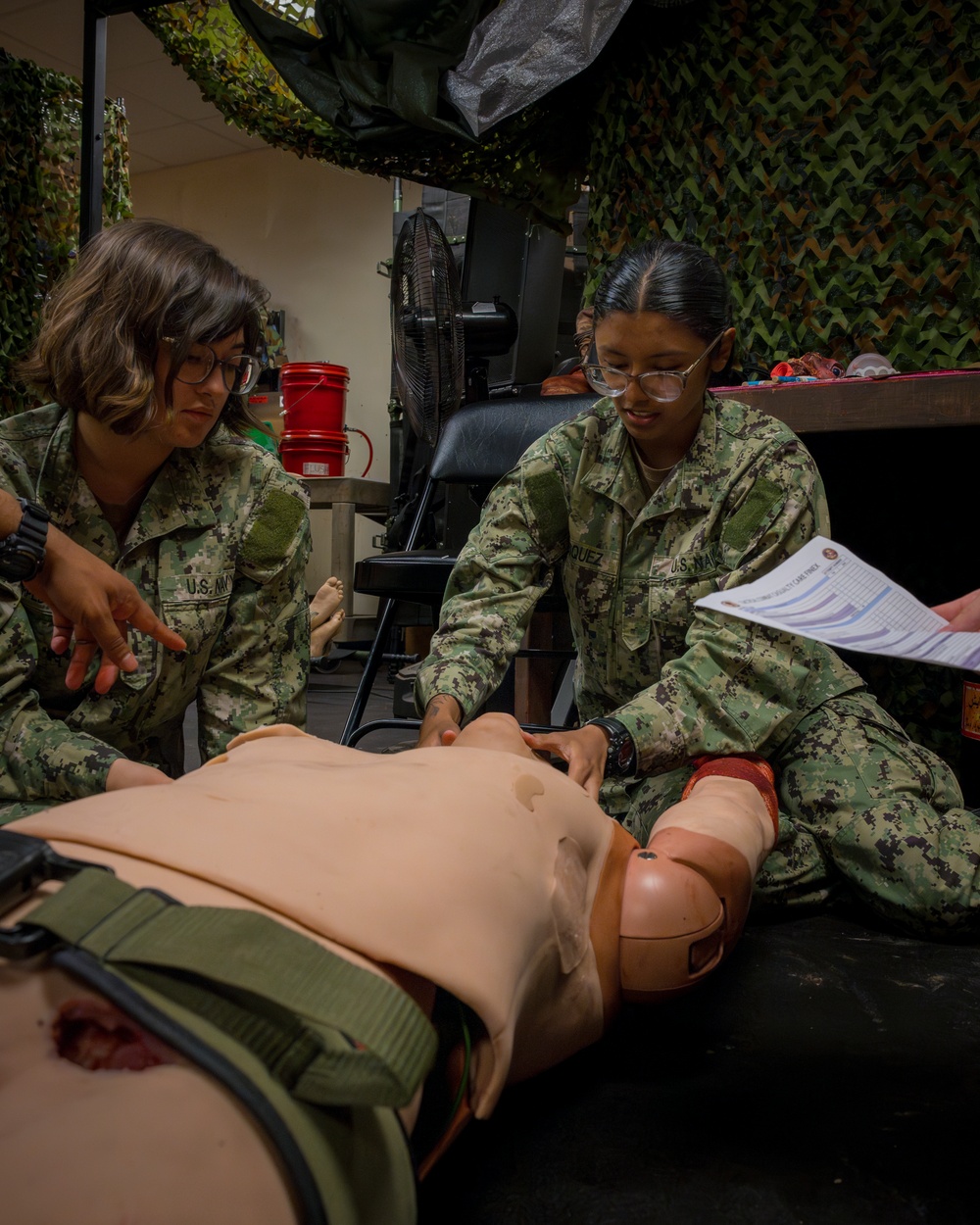 Sailors enrolled in the Hospital Corpsman Basic Course conduct combat lifesaver training.