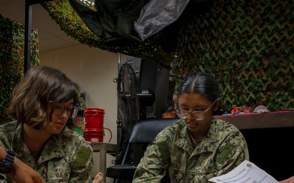 Sailors enrolled in the Hospital Corpsman Basic Course conduct combat lifesaver training.