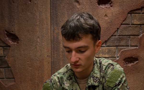 Sailors enrolled in the Hospital Corpsman Basic Course conduct combat lifesaver training.