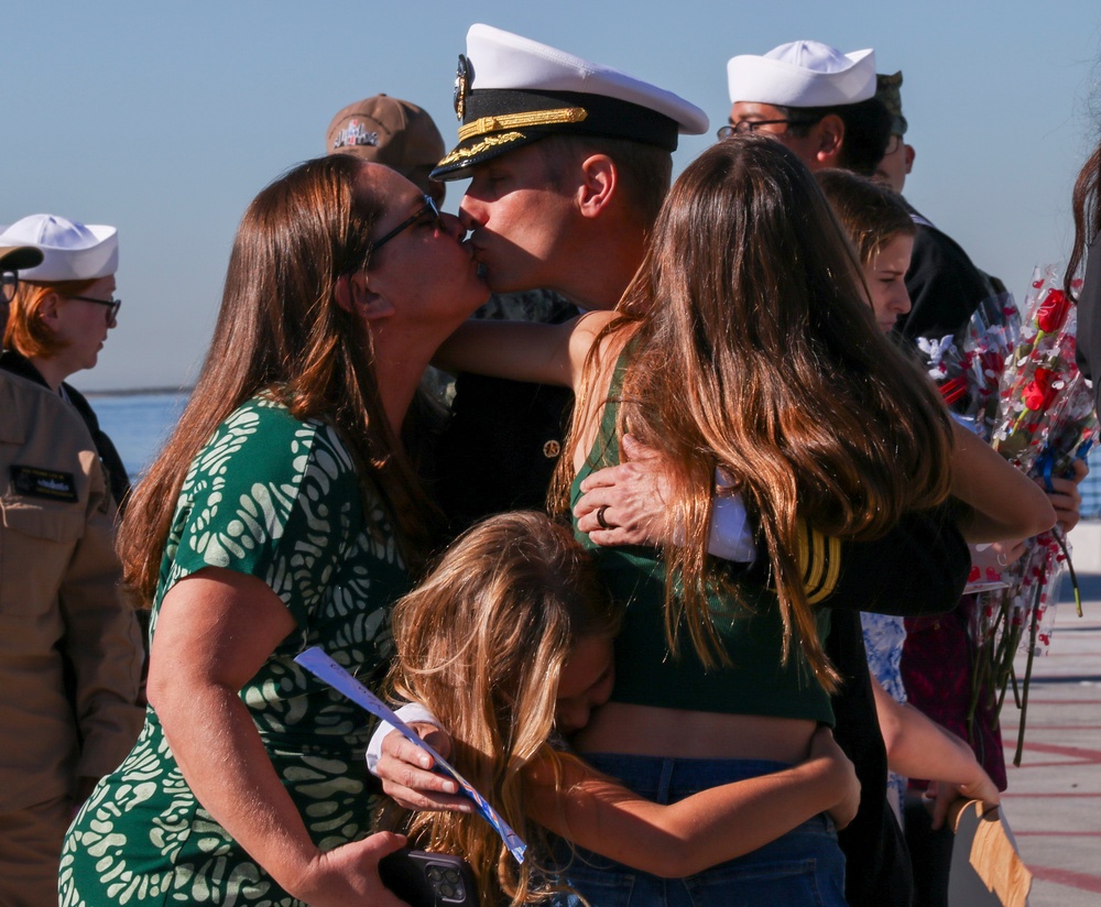 USS Pierre (LCS 38) Arrives at Homeport for the First Time