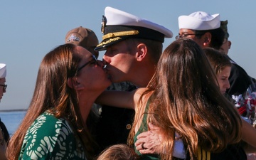 USS Pierre (LCS 38) Arrives at Homeport for the First Time
