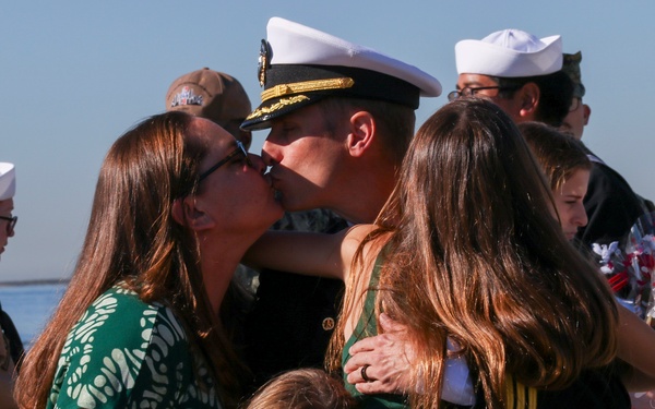 USS Pierre (LCS 38) Arrives at Homeport for the First Time