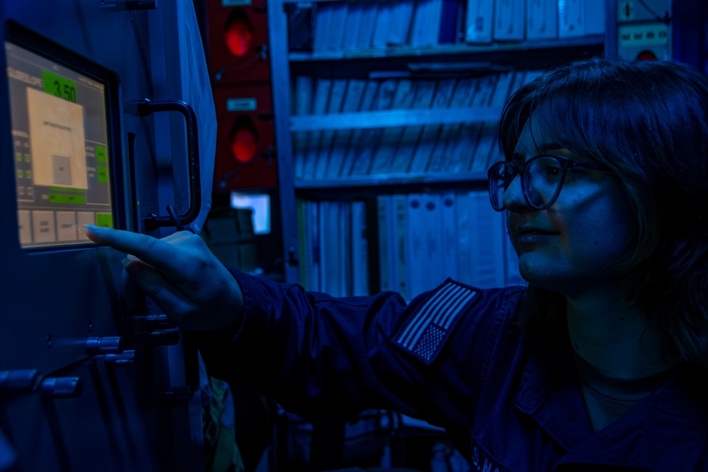 Nimitz Combat Systems Department Conducts Daily Operations