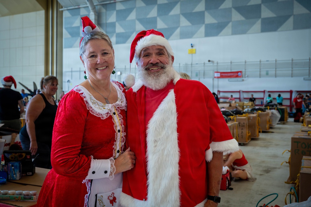 Service members, volunteers, families prepare bundles for OCD25