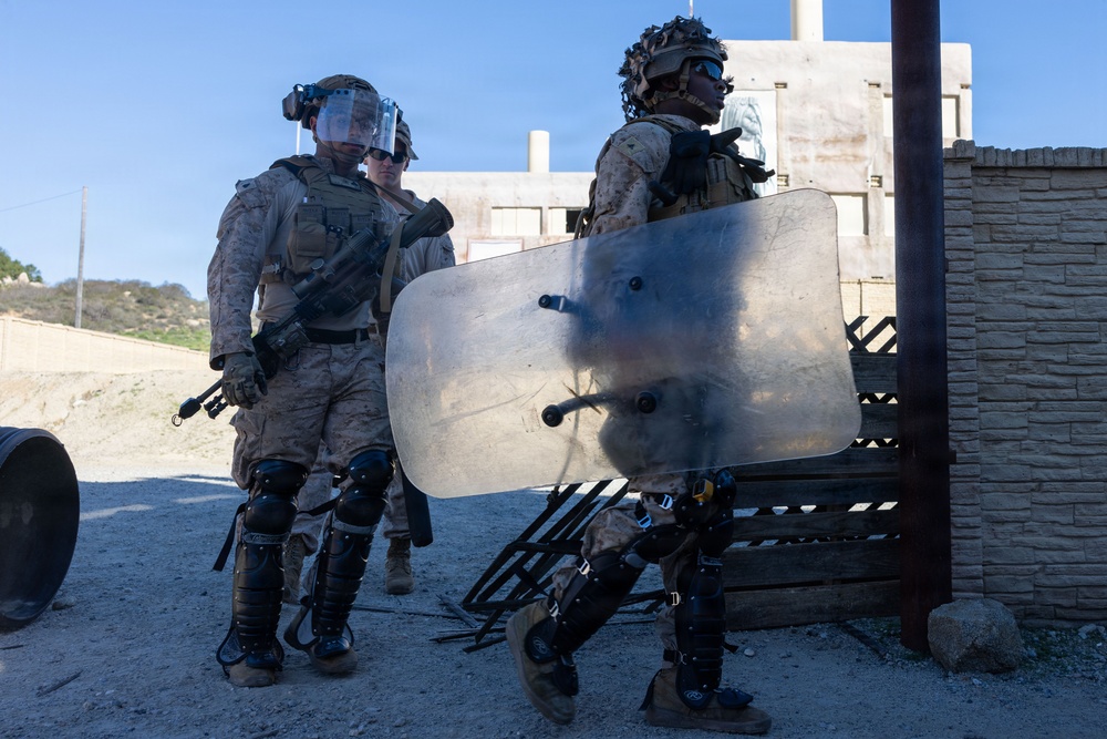 1st Bn., 5th Marines reinforces simulated embassy during Steel Knight 25
