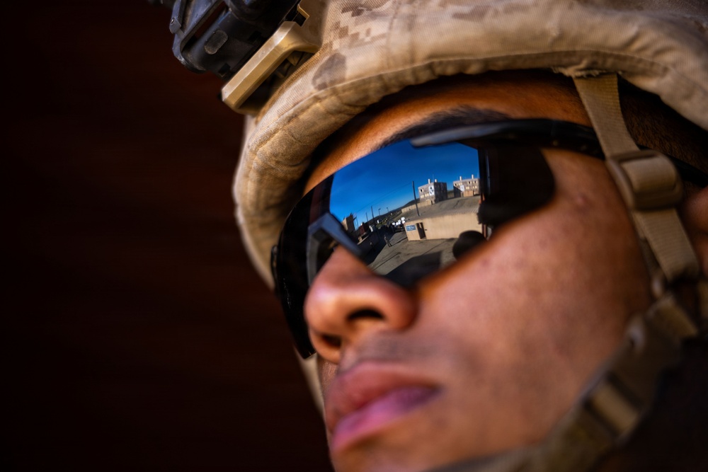 1st Bn., 5th Marines reinforces simulated embassy during Steel Knight 25