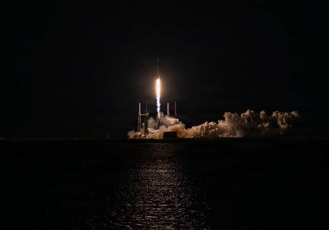 Starlink 6-87 mission launches from CCSFS