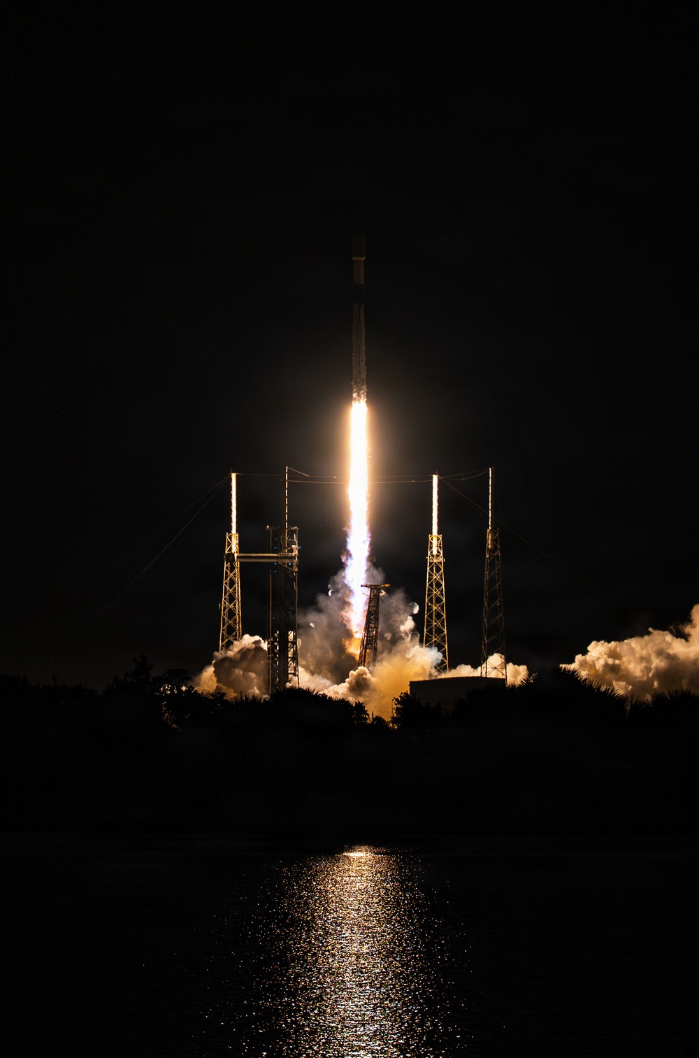 Starlink 6-81 mission launches from CCSFS