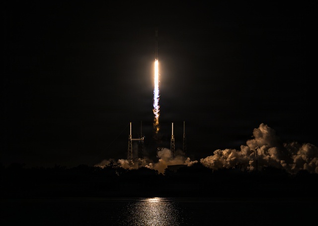 Starlink 6-81 mission launches from CCSFS