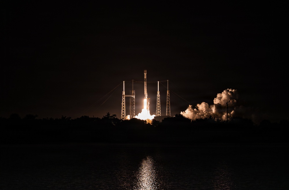Starlink 6-81 mission launches from CCSFS