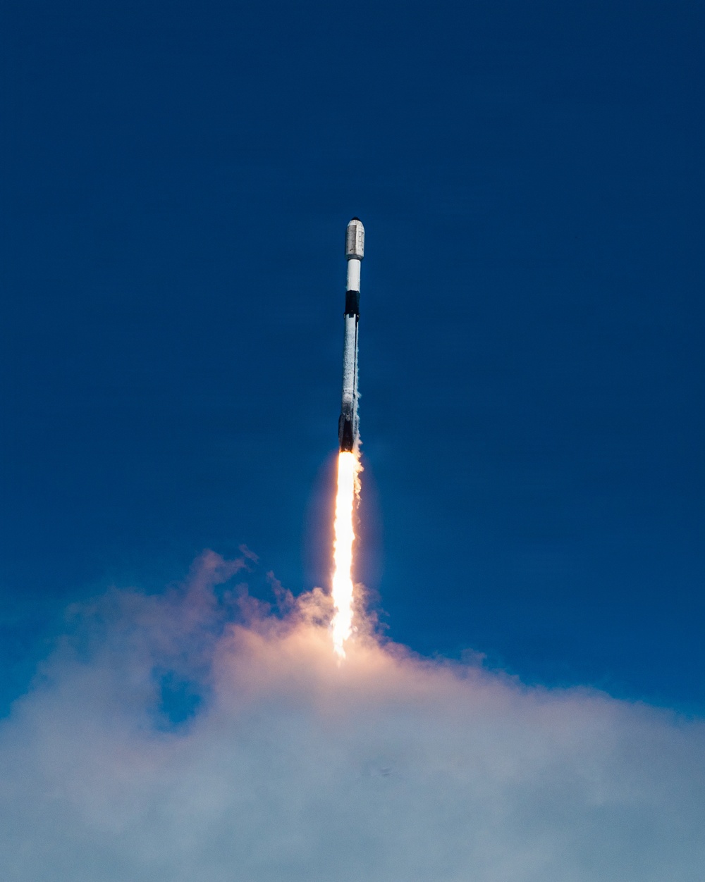 Starlink 10-37 mission launches from CCSFS