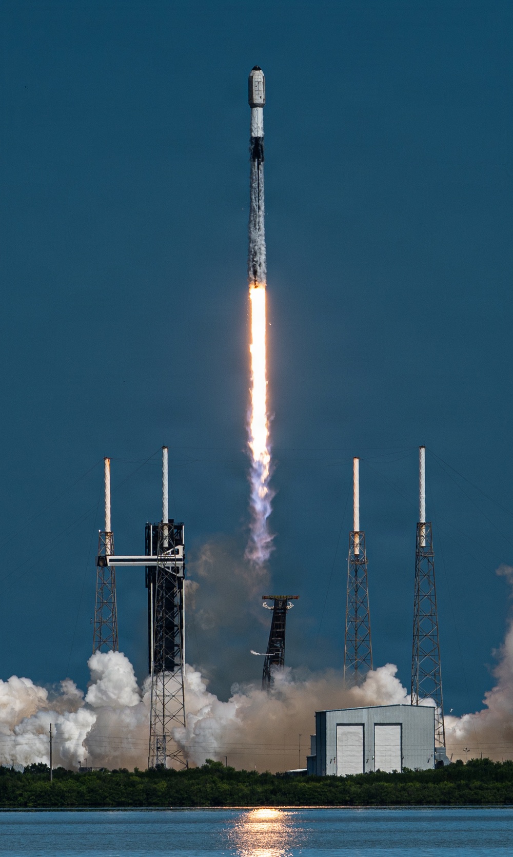 Starlink 10-37 mission launches from CCSFS