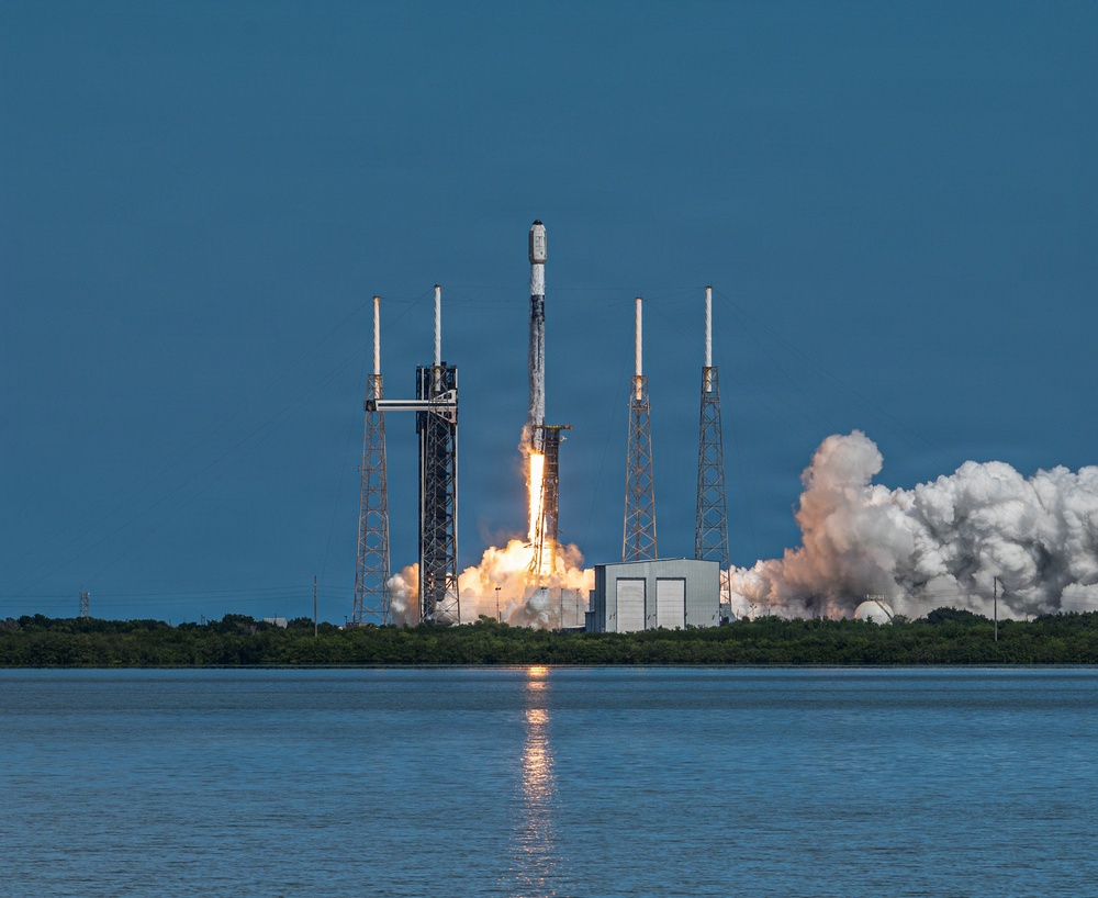 Starlink 10-37 mission launches from CCSFS
