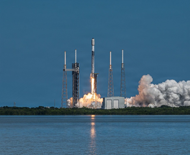 Starlink 10-37 mission launches from CCSFS
