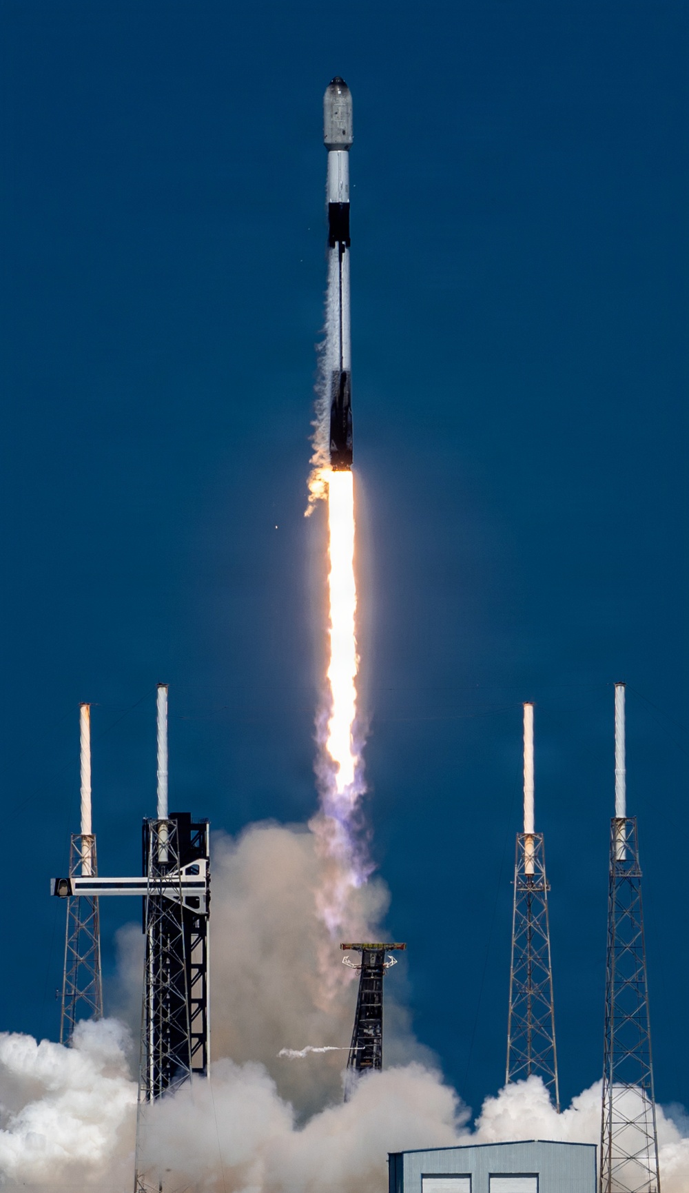 Starlink 10-17 mission launches from CCSFS