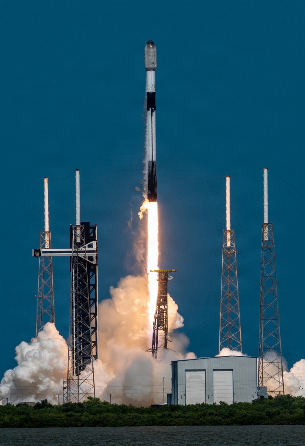 Starlink 10-17 mission launches from CCSFS