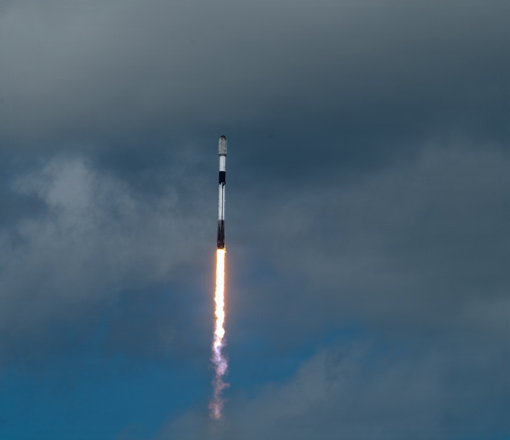 Starlink 10-17 mission launches from CCSFS