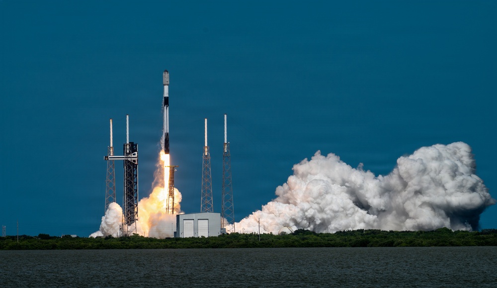 Starlink 10-17 mission launches from CCSFS