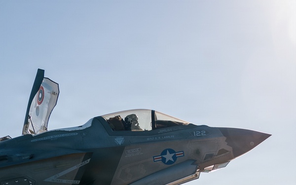 11th MEU Marines, Sailors Conduct F-35B Deck Landing Qualifications