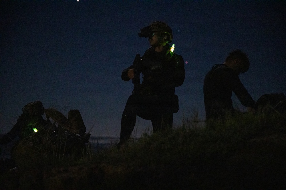 1st Recon Bn. conduct amphibious insert during Steel Knight 25