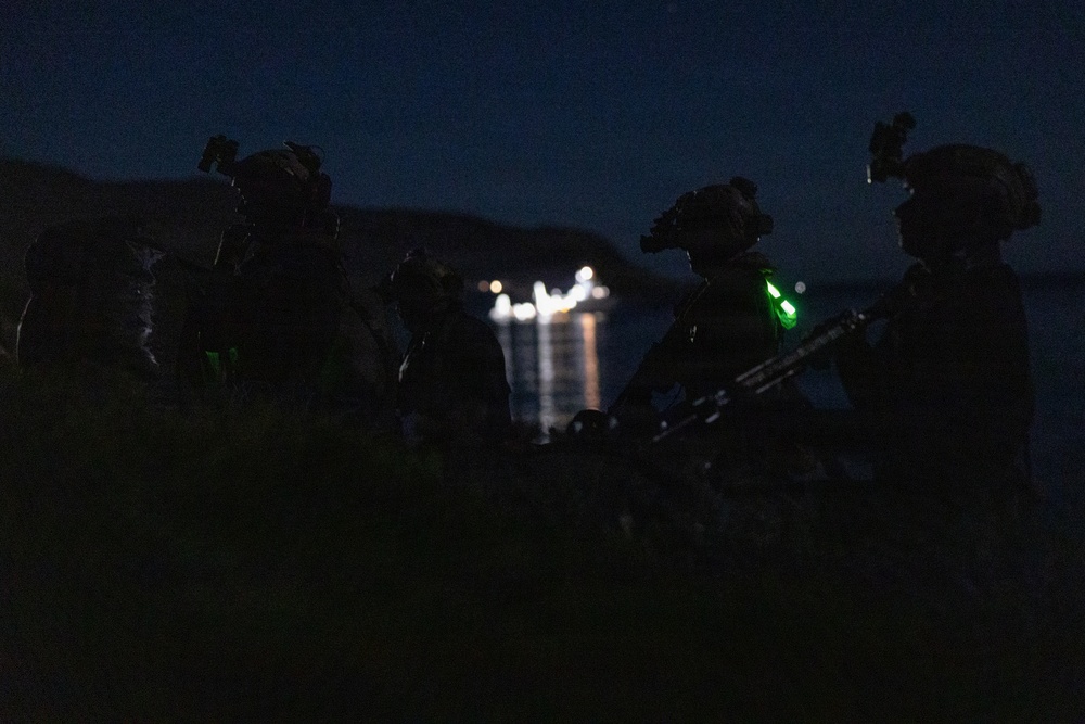 1st Recon Bn. conduct amphibious insert during Steel Knight 25