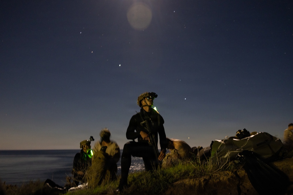 1st Recon Bn. conducts amphibious insert during Steel Knight 25